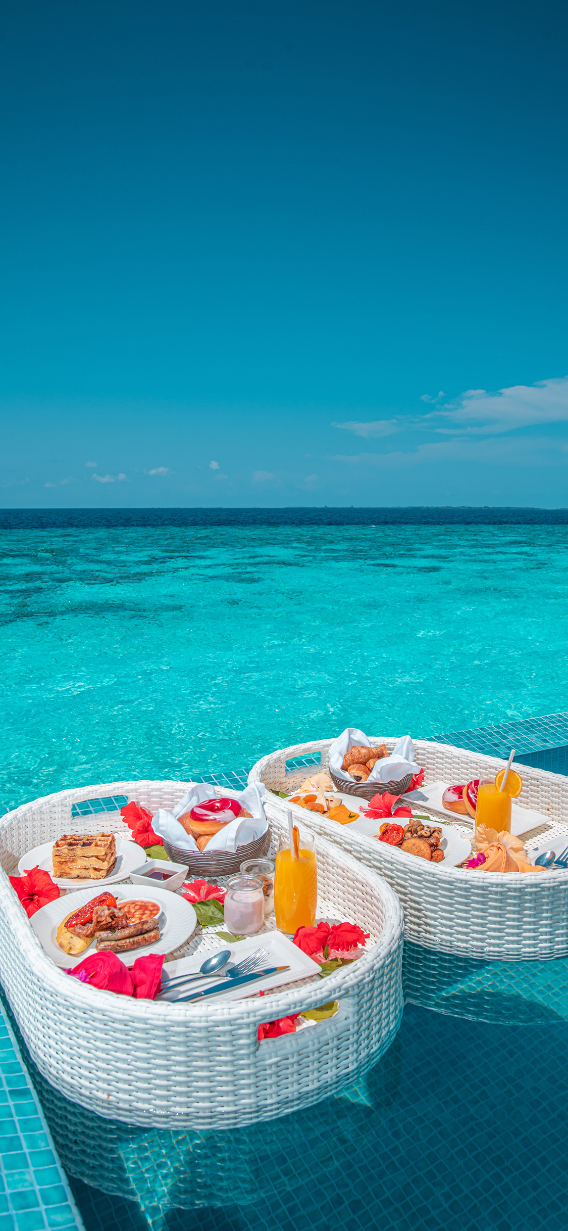 [2436×1125]大海 泳池 餐点 漂浮 苹果手机壁纸图片