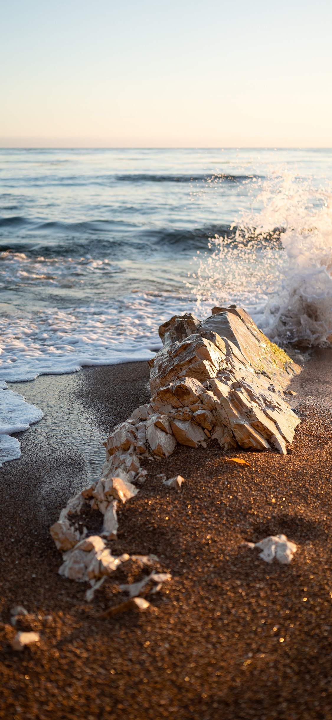 [2436×1125]大海 浪花 海滩 石块 苹果手机壁纸图片