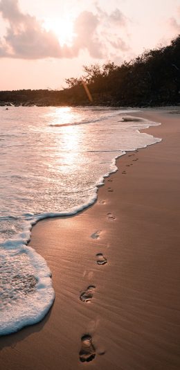 [2436x1125]大海 浪花 海滩 脚印 苹果手机壁纸图片