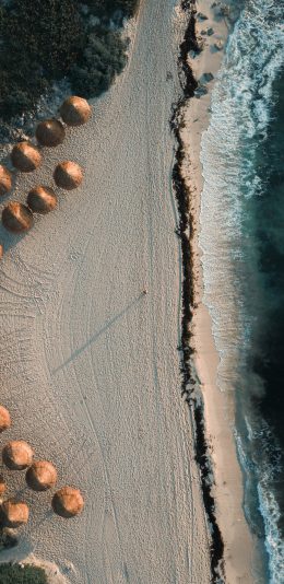 [2436x1125]大海 浪花 海滩遮阳伞 苹果手机壁纸图片