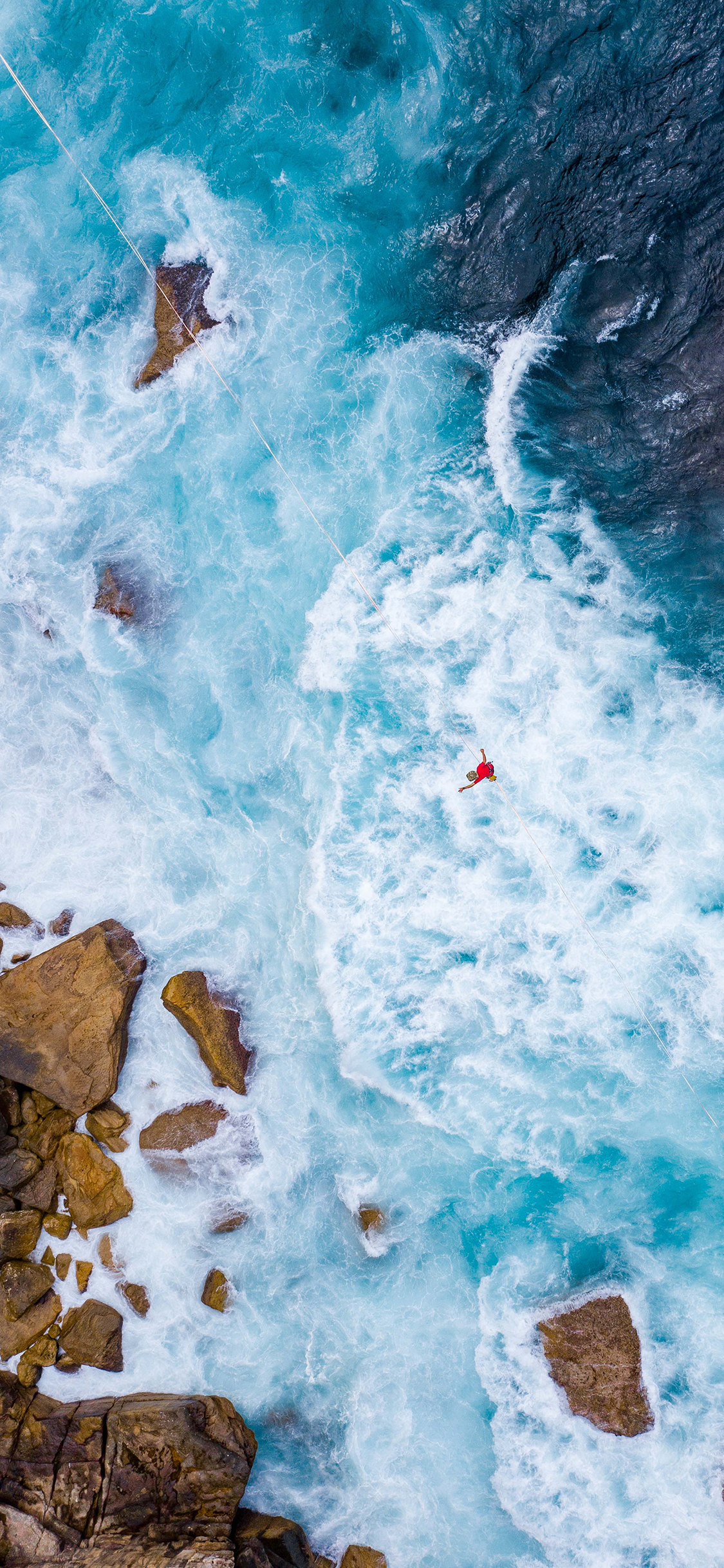 [2436×1125]大海 浪花 翻涌 岩石 苹果手机壁纸图片