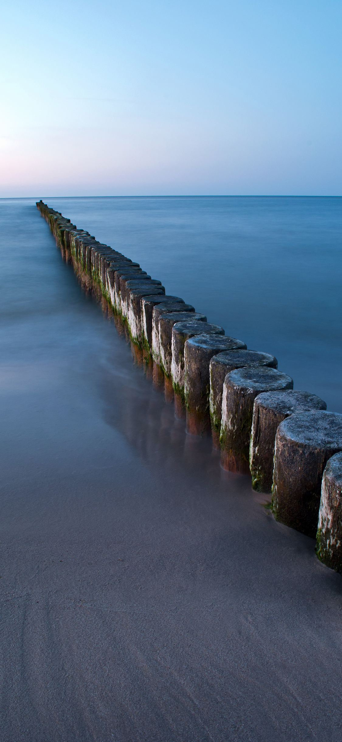 [2436×1125]大海 海岸 木桩 蓝色 苹果手机壁纸图片