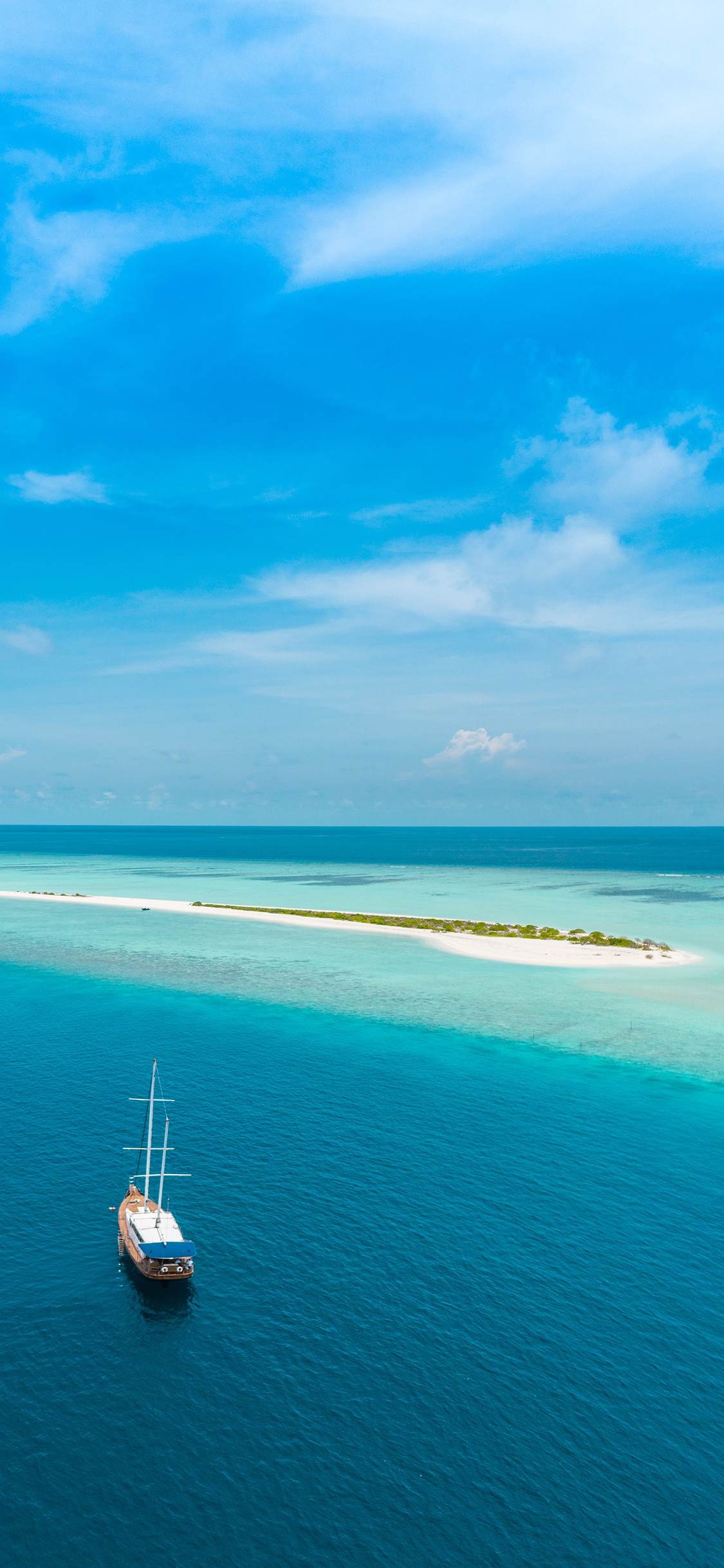 [2436×1125]大海 海岸 浅滩 船只 苹果手机壁纸图片