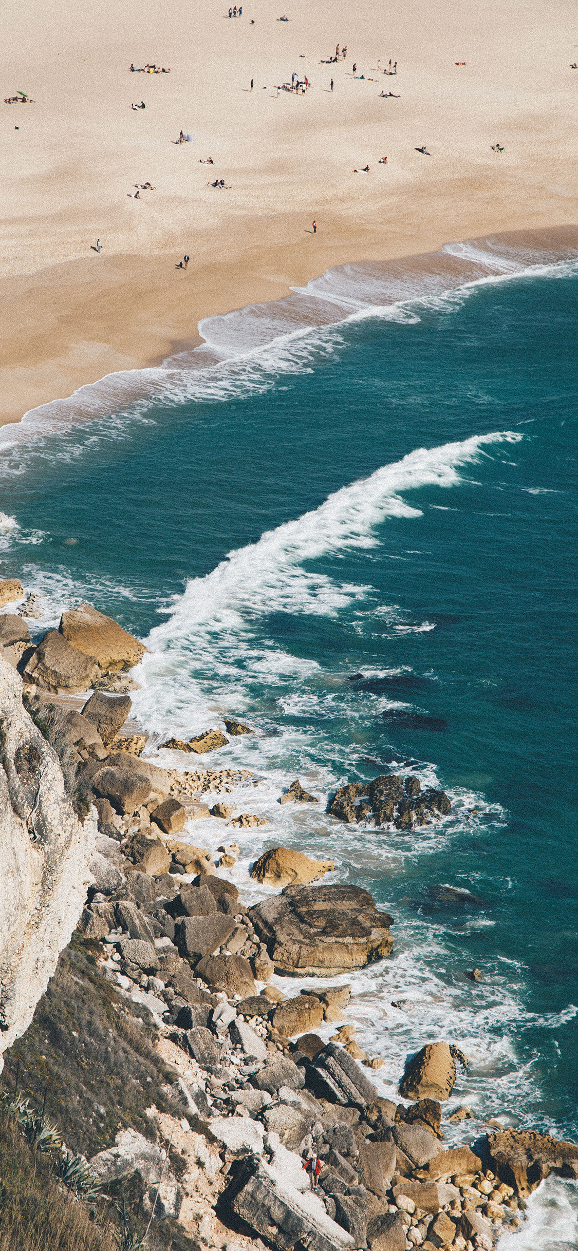 [2436×1125]大海 海峡 岩石 沙滩 海景 苹果手机壁纸图片