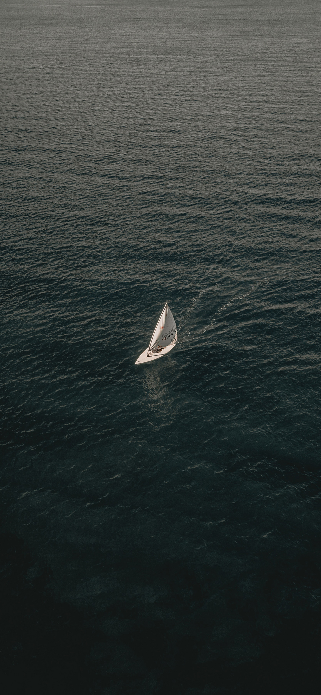 [2436×1125]大海 海平面 帆船 船只 苹果手机壁纸图片