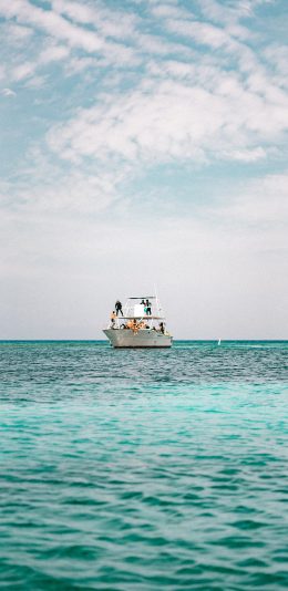 [2436x1125]大海 海平面 游船 蓝天 白云 苹果手机壁纸图片