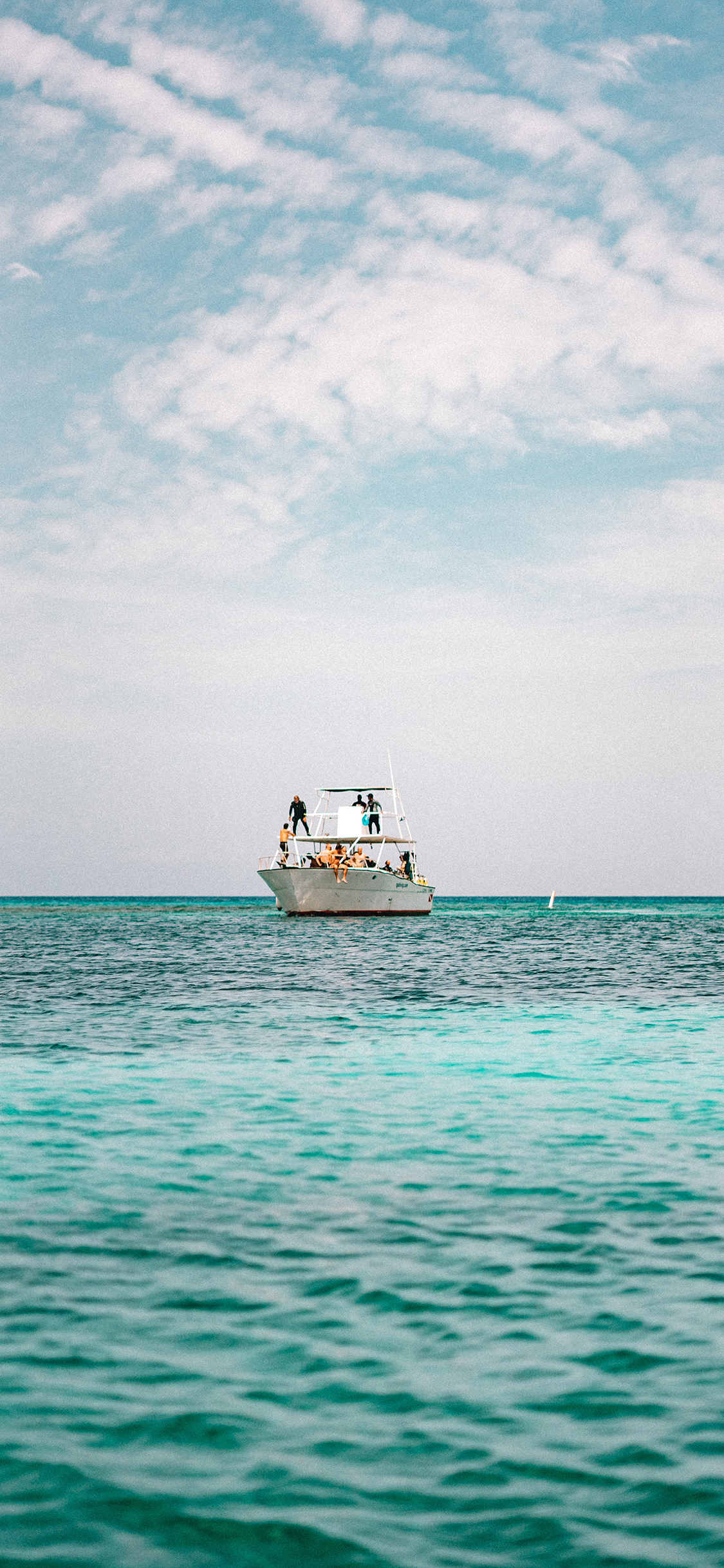 [2436×1125]大海 海平面 游船 蓝天 白云 苹果手机壁纸图片