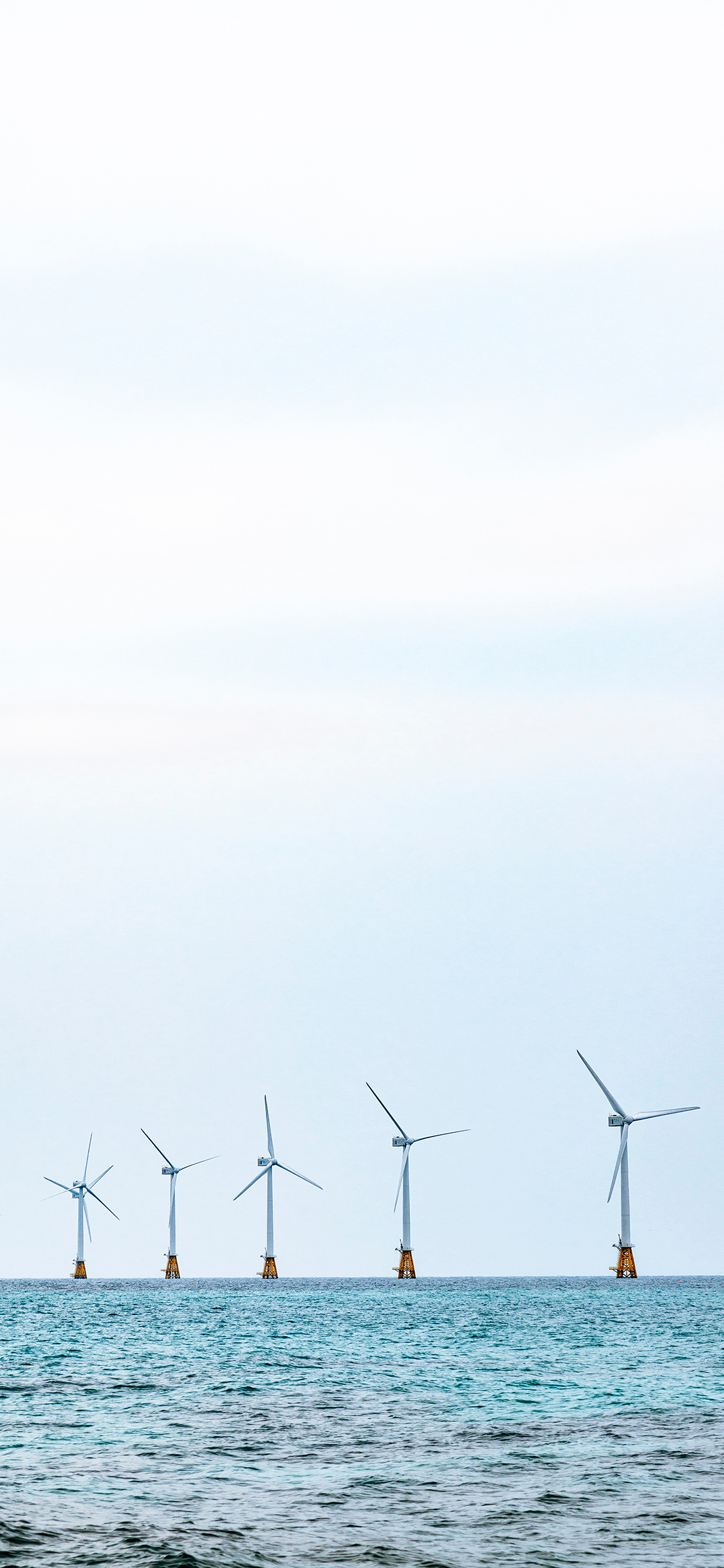 [2436×1125]大海 海平面 风力发电机 风车 苹果手机壁纸图片
