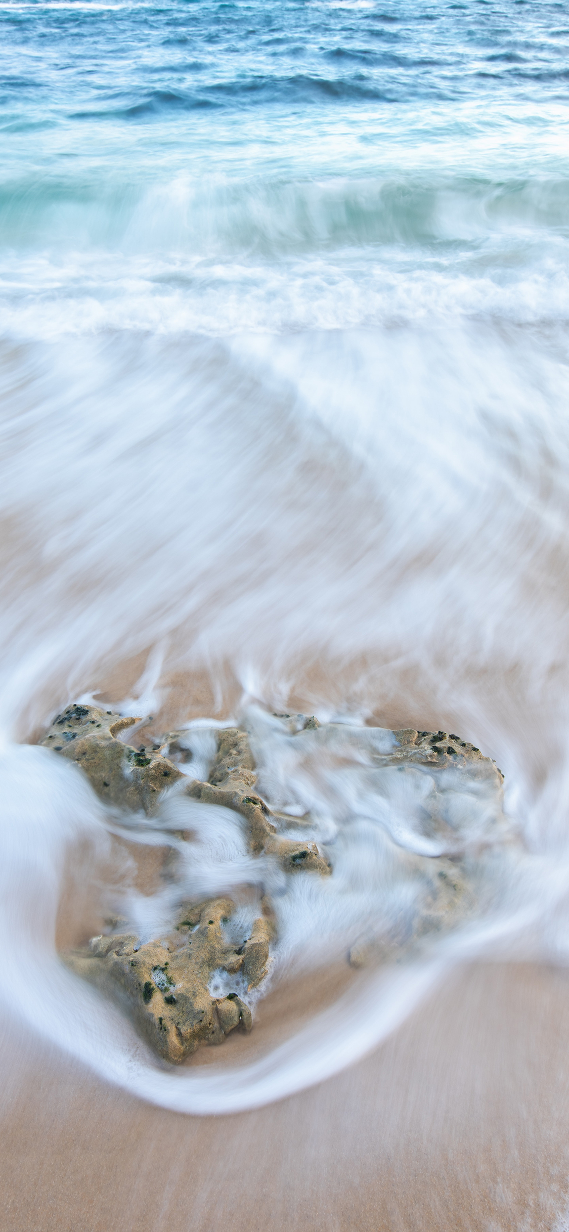 [2436×1125]大海 海水 沙滩 岩石 苹果手机壁纸图片