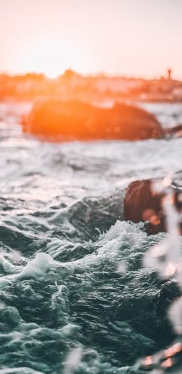 [2436x1125]大海 海水 浪花 岩石 阳光 苹果手机壁纸图片
