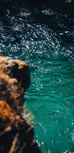 [2436x1125]大海 海水 绿色 岩石 苹果手机壁纸图片