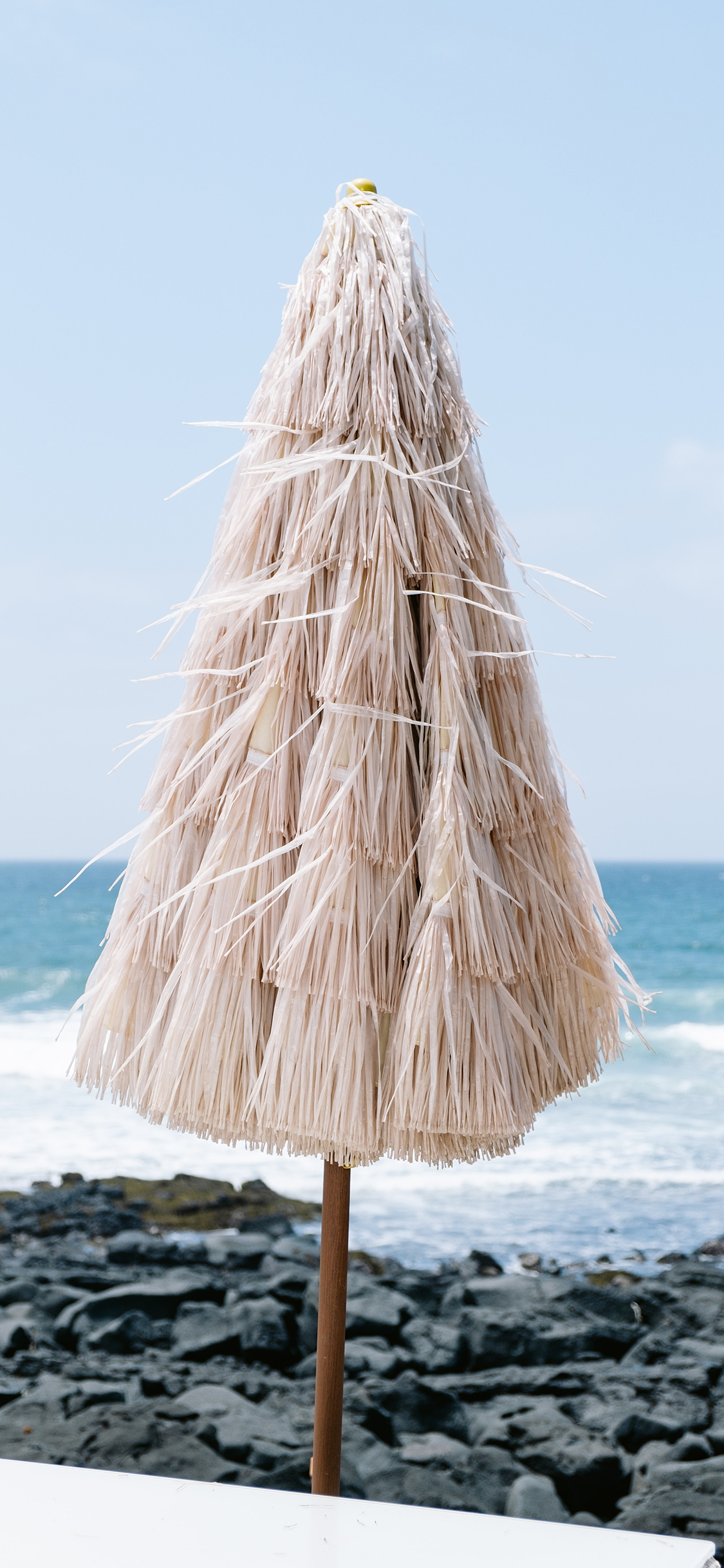 [2436×1125]大海 海水 遮阳伞 休闲度假 苹果手机壁纸图片