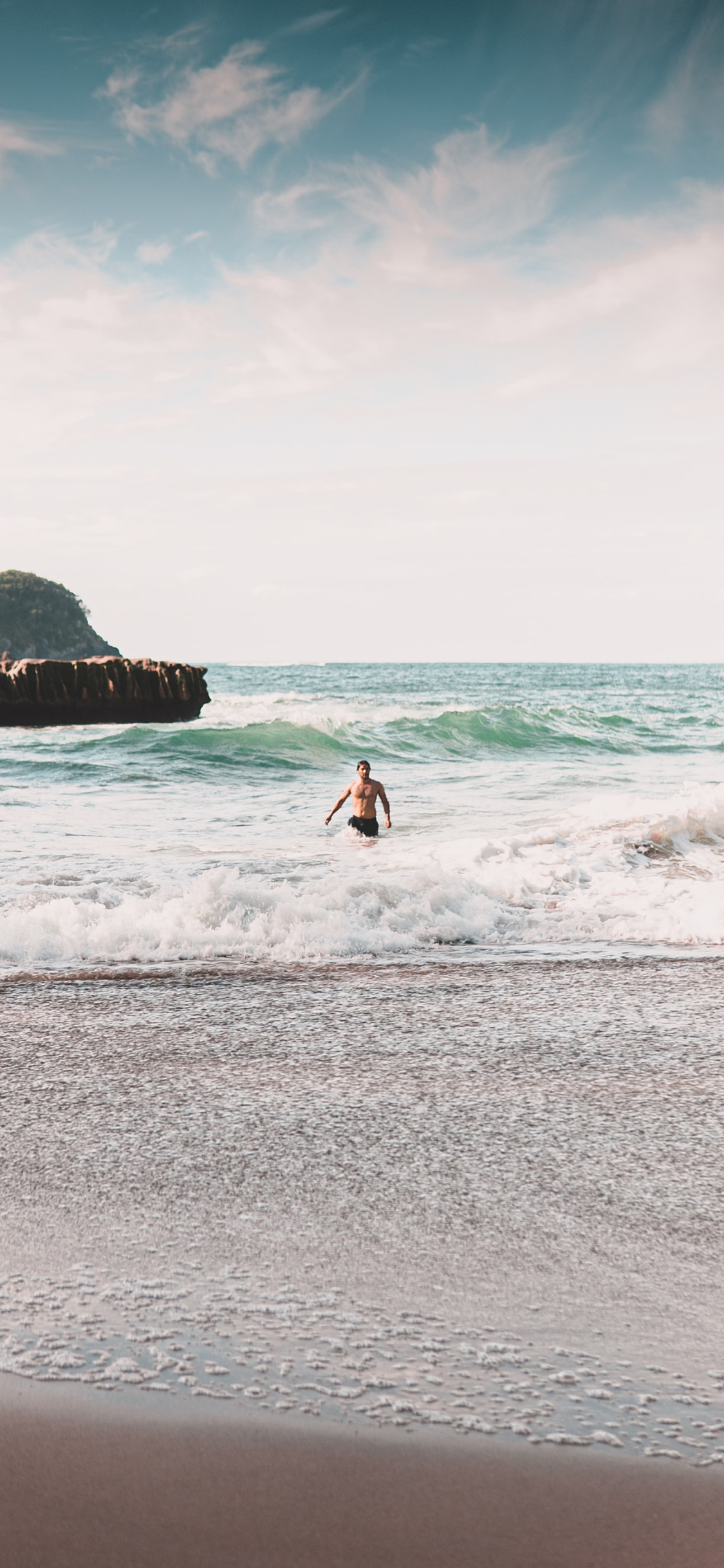 [2436×1125]大海 海浪 游泳 沙滩 苹果手机壁纸图片