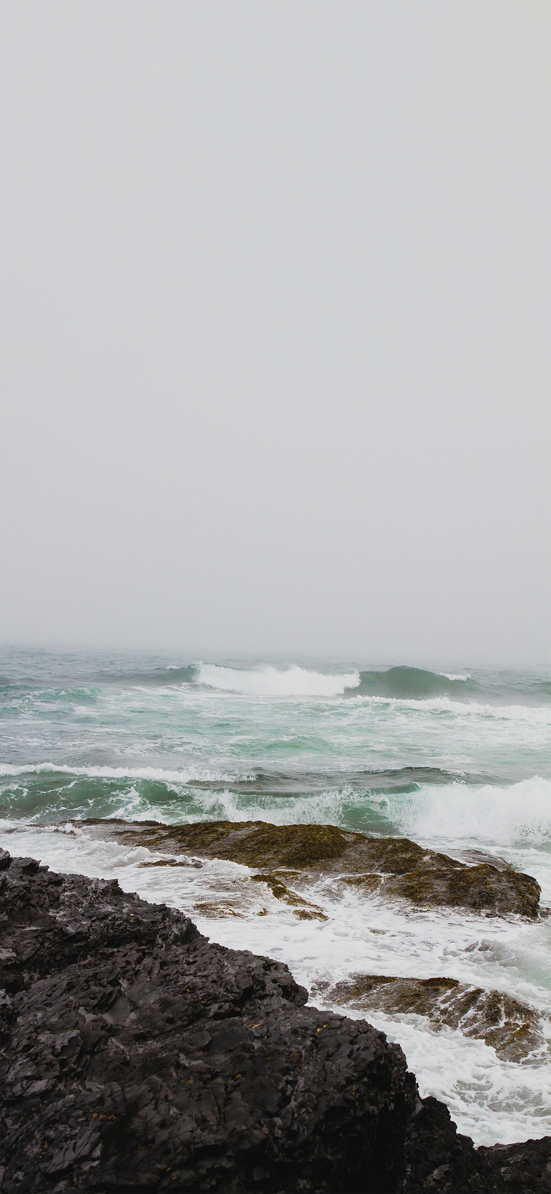 [2436×1125]大海 海浪 礁石 海洋 苹果手机壁纸图片