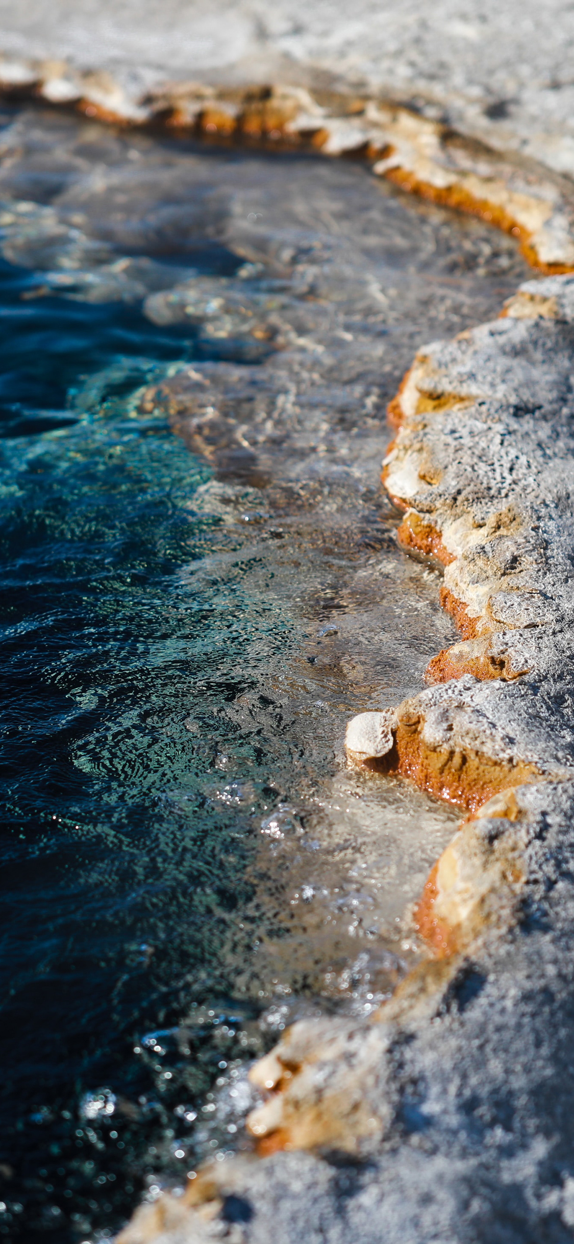 [2436×1125]大海 海滩 岩石 海水 湛蓝 苹果手机壁纸图片