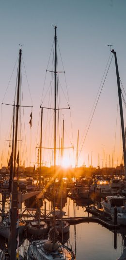 [2436x1125]大海 渔港 渔船 落日 苹果手机壁纸图片