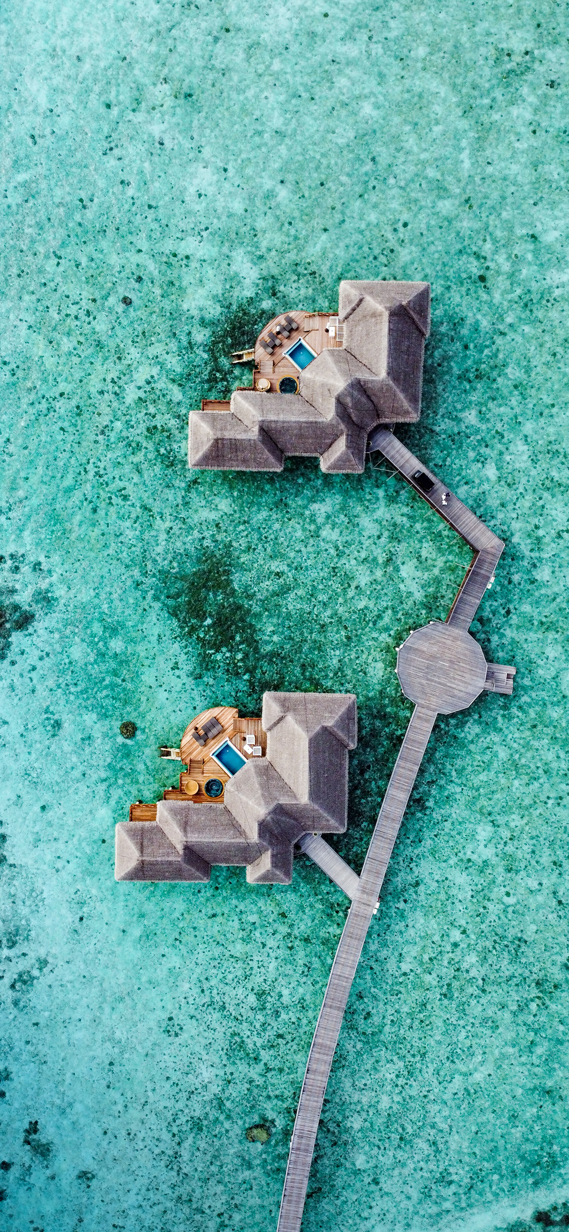 [2436×1125]大海 湛蓝 小屋 建筑 休闲 度假 苹果手机壁纸图片