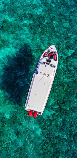 [2436x1125]大海 湛蓝 船只 行驶 苹果手机壁纸图片