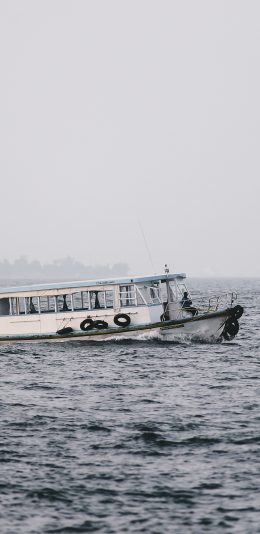 [2436x1125]大海 船 海面 航海 航行 苹果手机壁纸图片