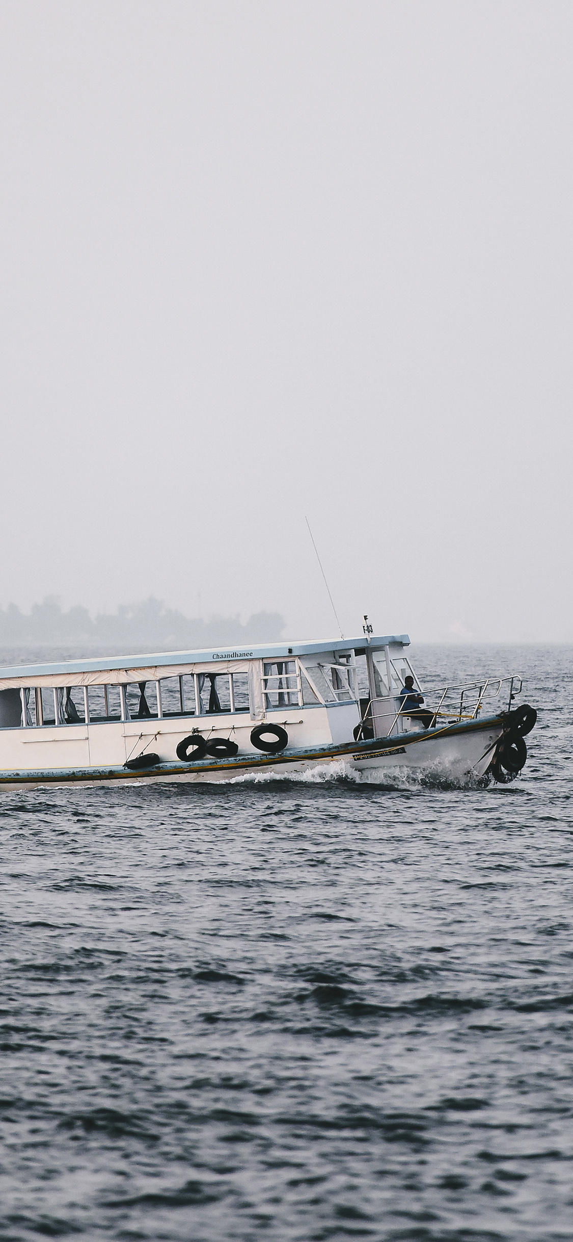 [2436×1125]大海 船 海面 航海 航行 苹果手机壁纸图片