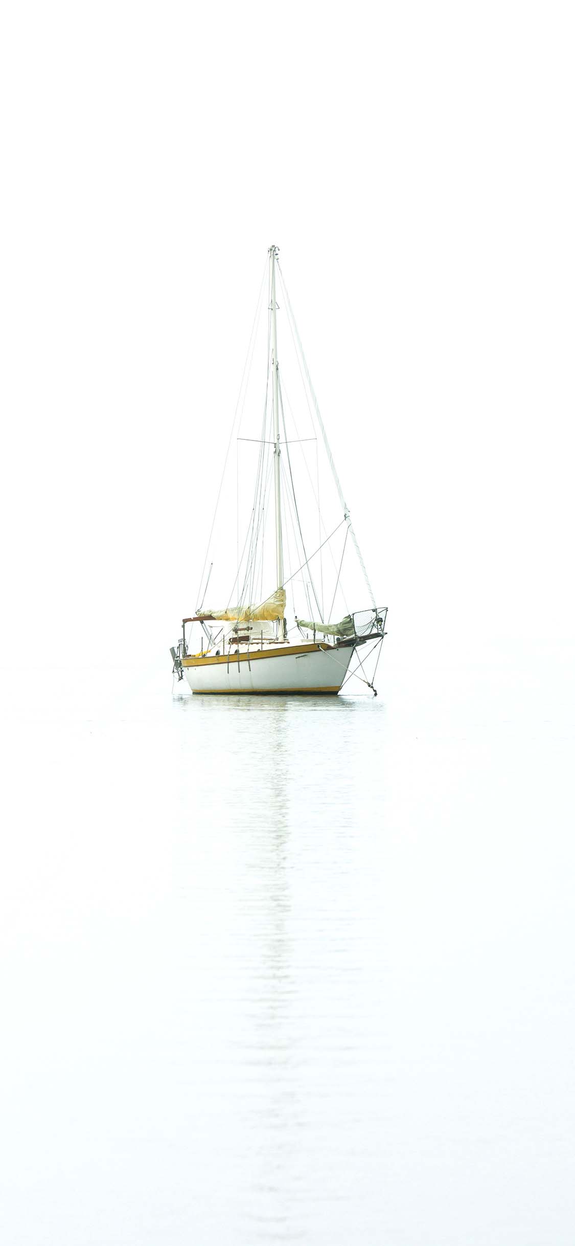 [2436×1125]大海 船只 特写 倒影 苹果手机壁纸图片