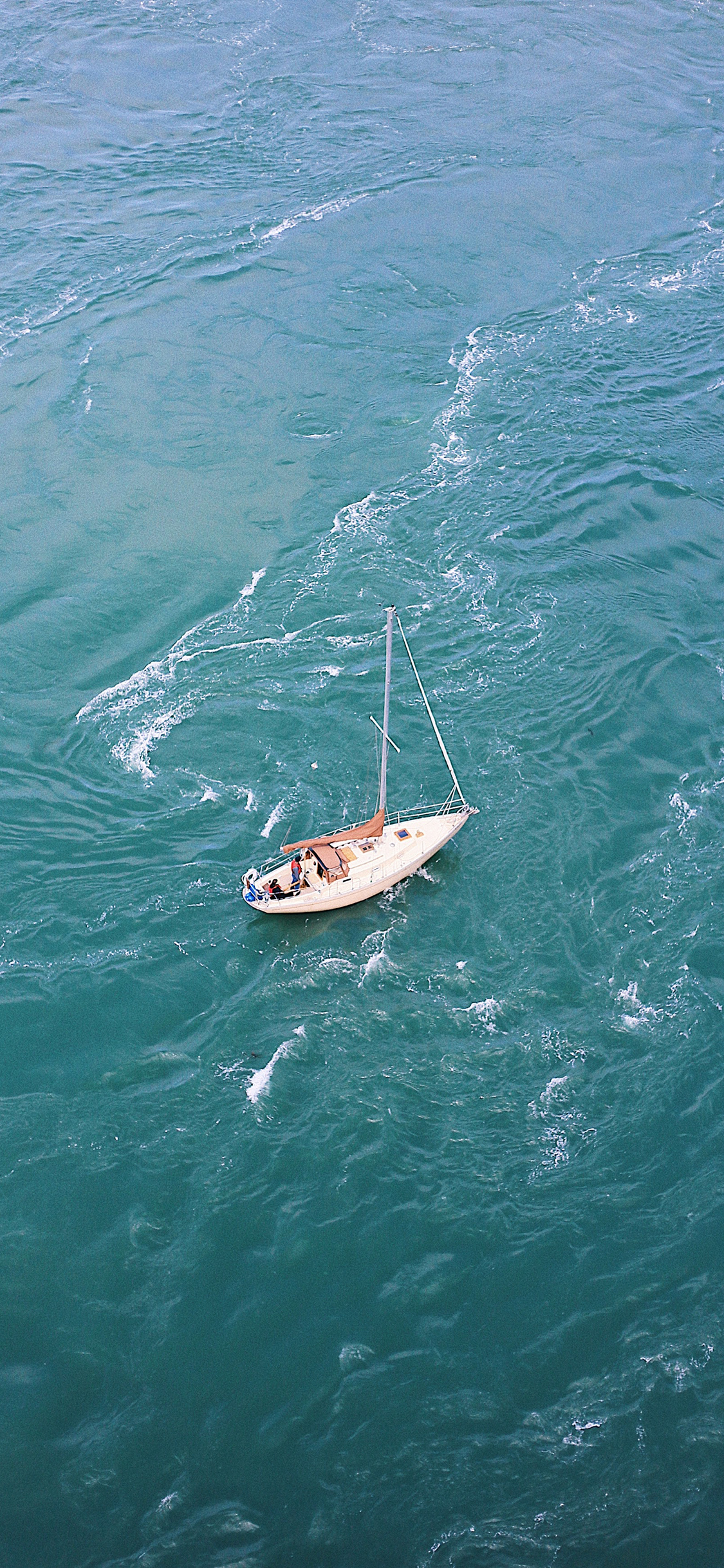 [2436×1125]大海 船只 行驶 浪花 苹果手机壁纸图片