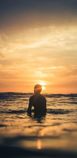 [2436x1125]大海 落日 型男 背影 苹果手机壁纸图片