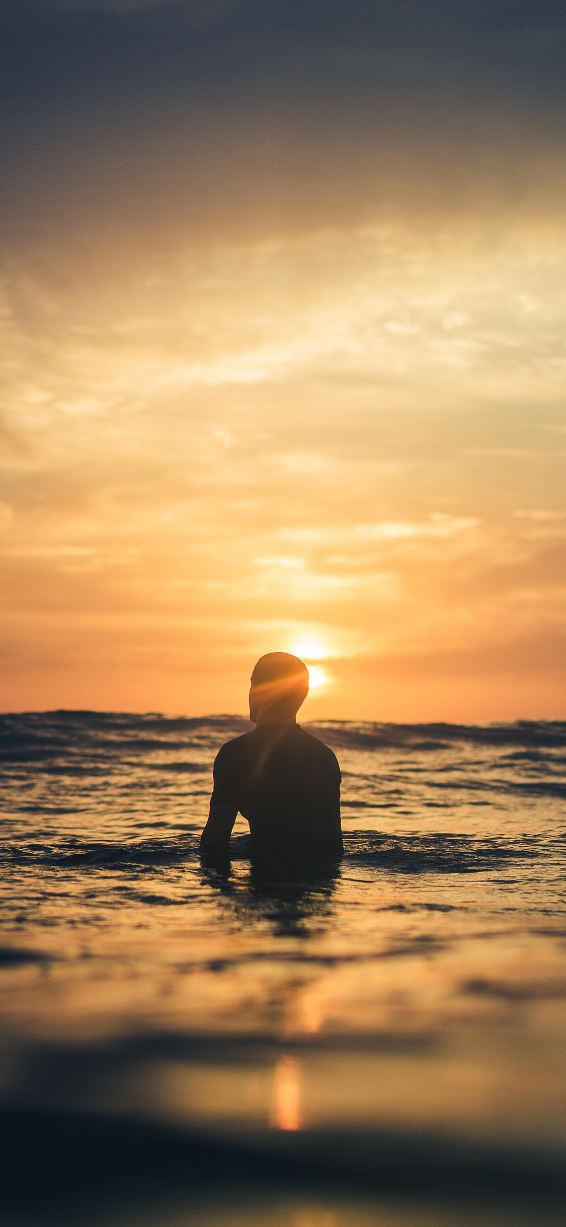 [2436×1125]大海 落日 型男 背影 苹果手机壁纸图片