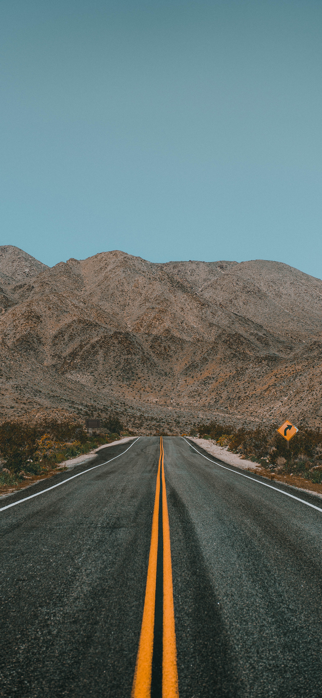 [2436×1125]大陆 马路 箭头 方向 苹果手机壁纸图片