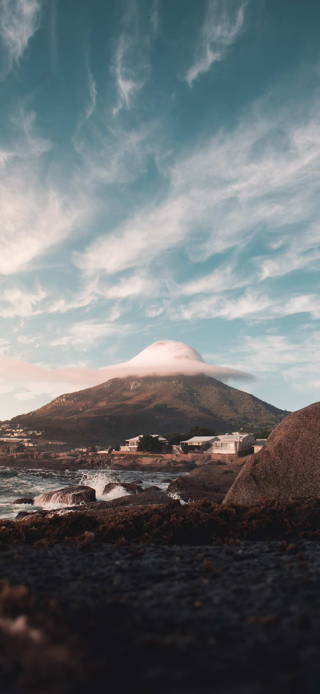 [2436×1125]天空 云朵 高山 海岸 苹果手机壁纸图片