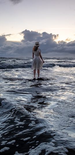 [2436x1125]天空 大海 浪花 女孩背影 苹果手机壁纸图片