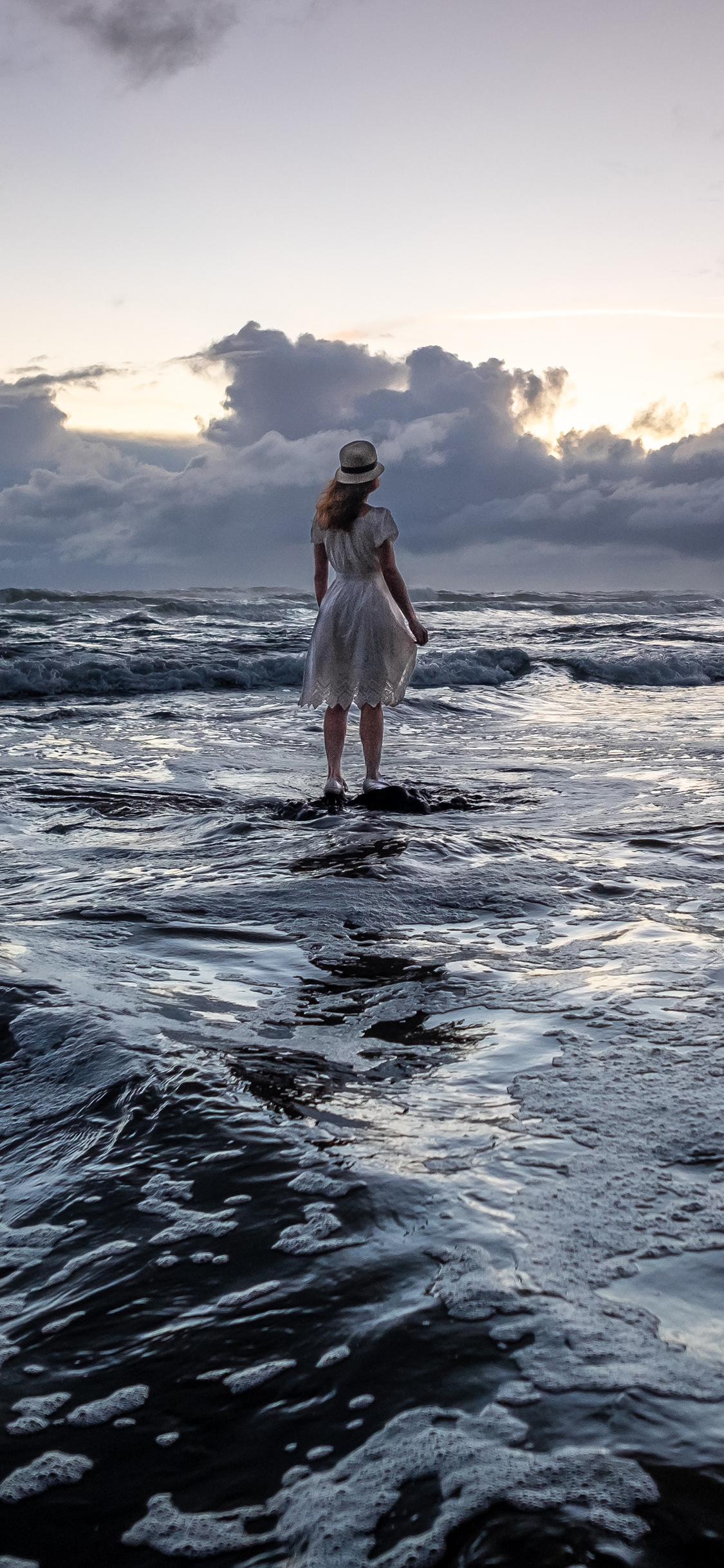 [2436×1125]天空 大海 浪花 女孩背影 苹果手机壁纸图片