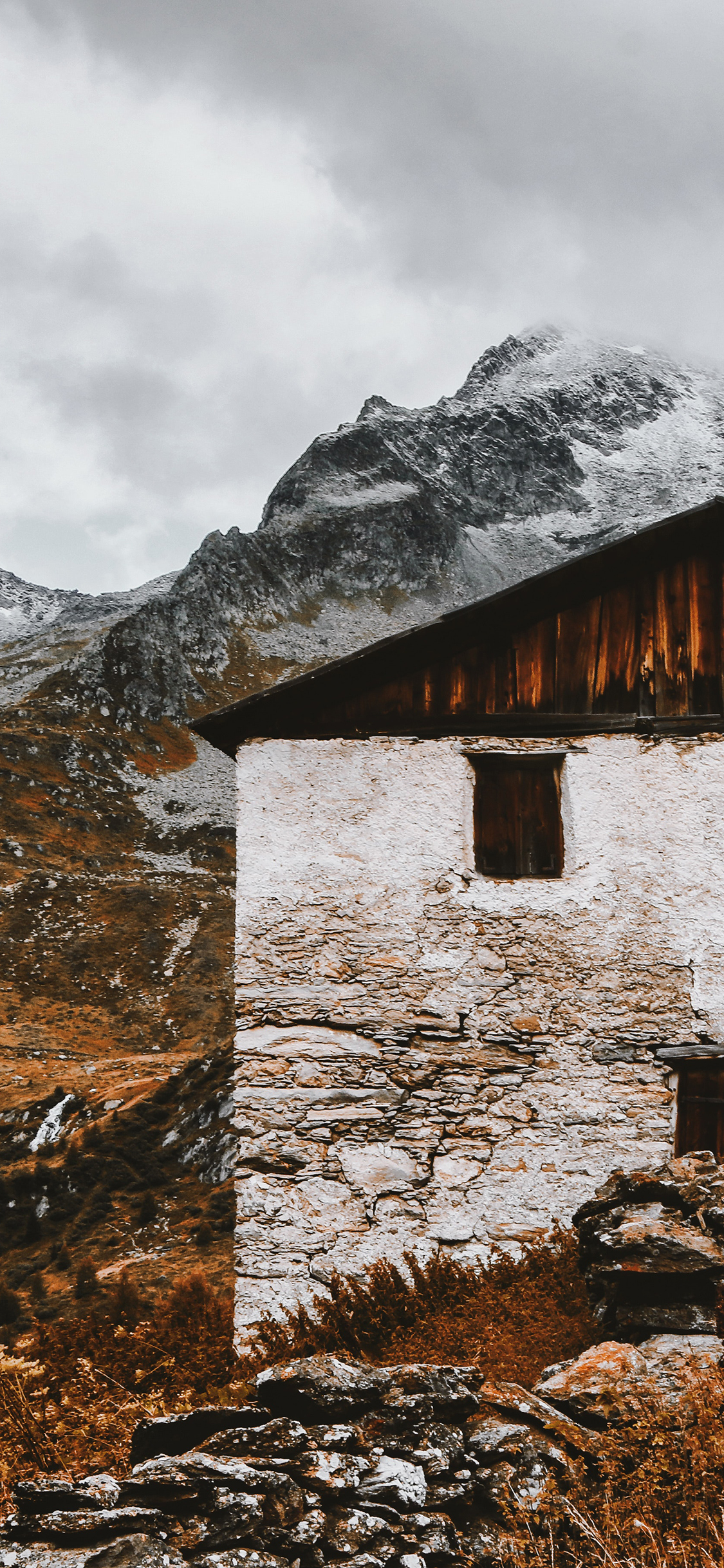 [2436×1125]天空 山峰 小房屋 自然美景 苹果手机壁纸图片