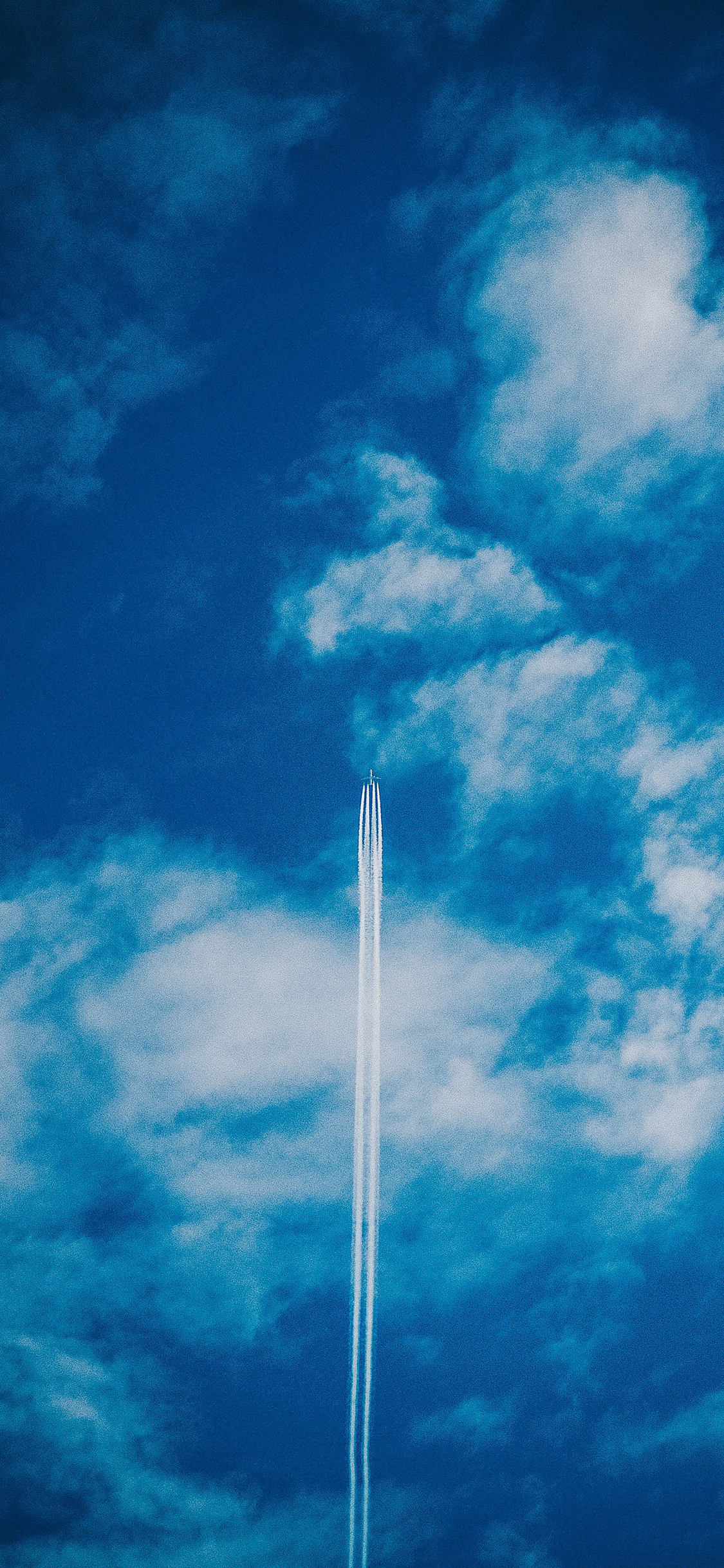 [2436×1125]天空 干冰 尾气 蔚蓝 飞机 苹果手机壁纸图片