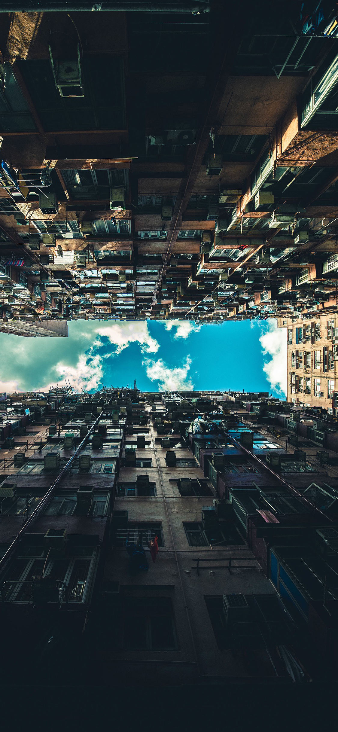 [2436×1125]天空 楼房 房屋 建筑 狭窄 苹果手机壁纸图片