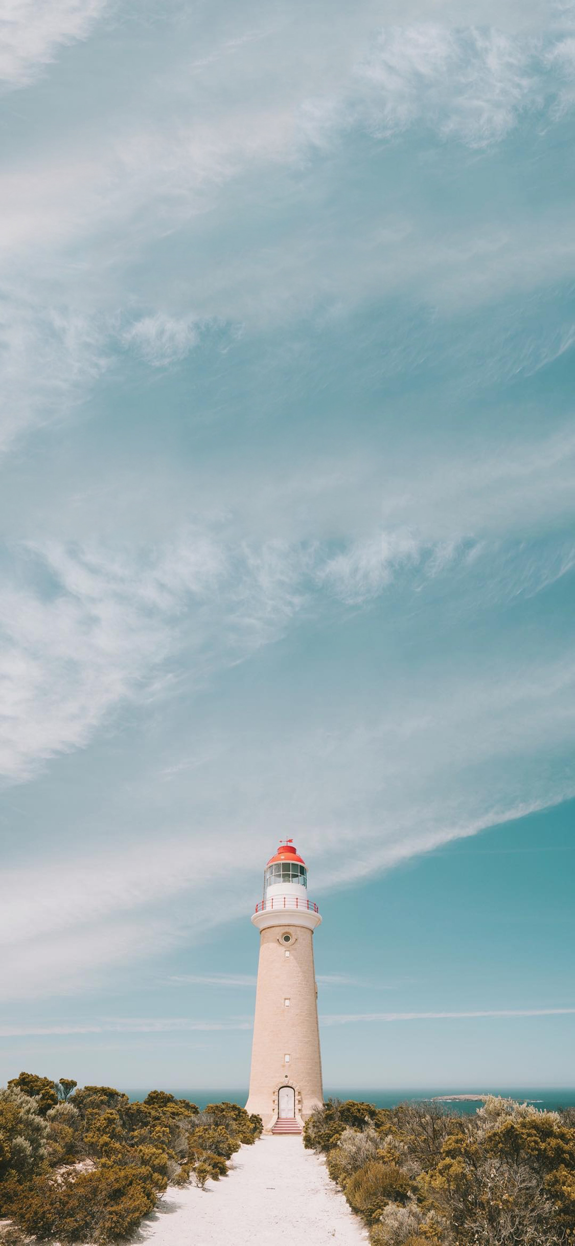 [2436×1125]天空 绿植 灯塔 信号塔 建筑 苹果手机壁纸图片