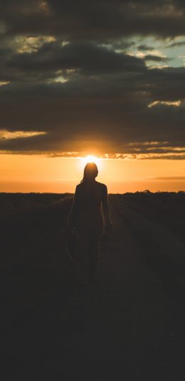 [2436x1125]天空 落日 女孩 背影 唯美 苹果手机壁纸图片