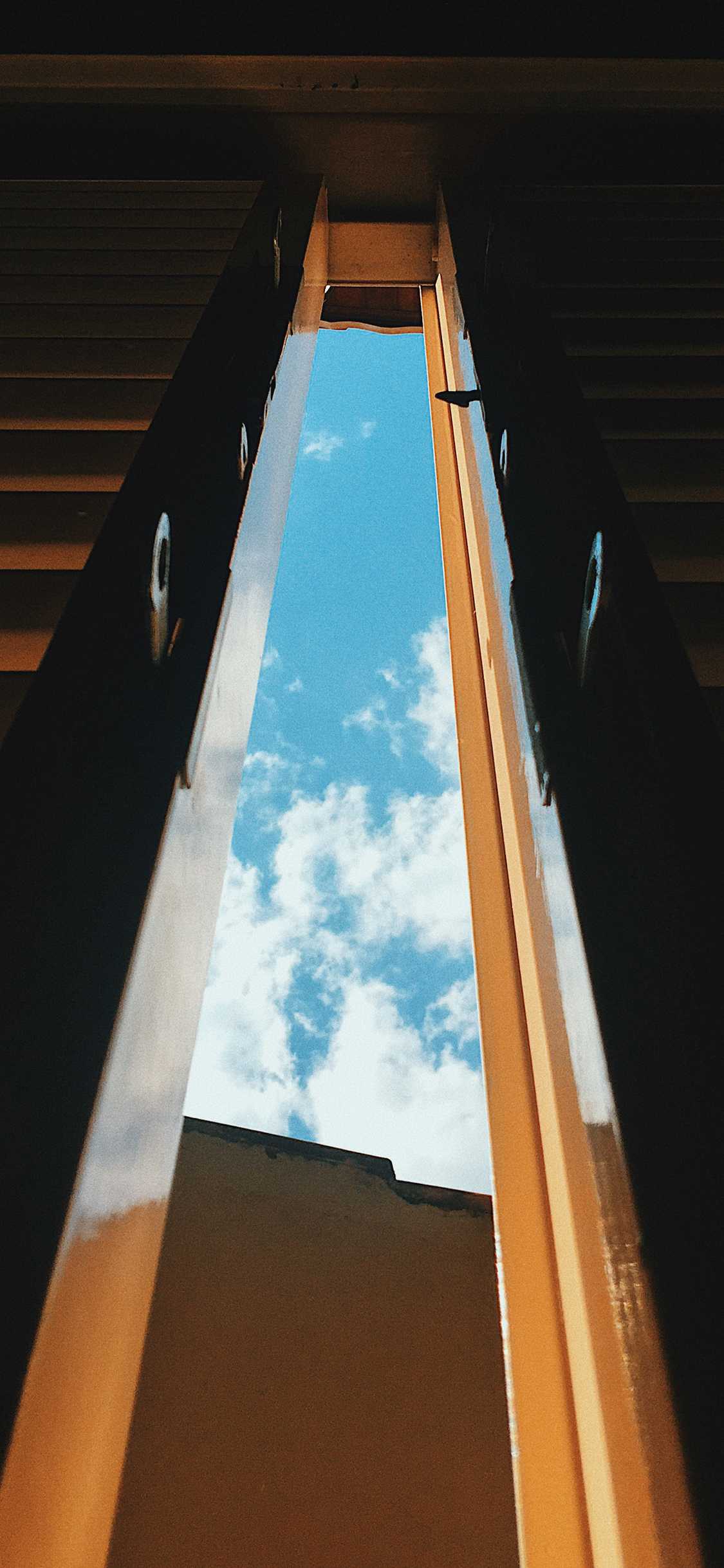 [2436×1125]天空 门缝 蓝天白云 晴天 苹果手机壁纸图片