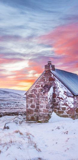 [2436x1125]天空红霞 雪地 砖房 覆盖 苹果手机壁纸图片