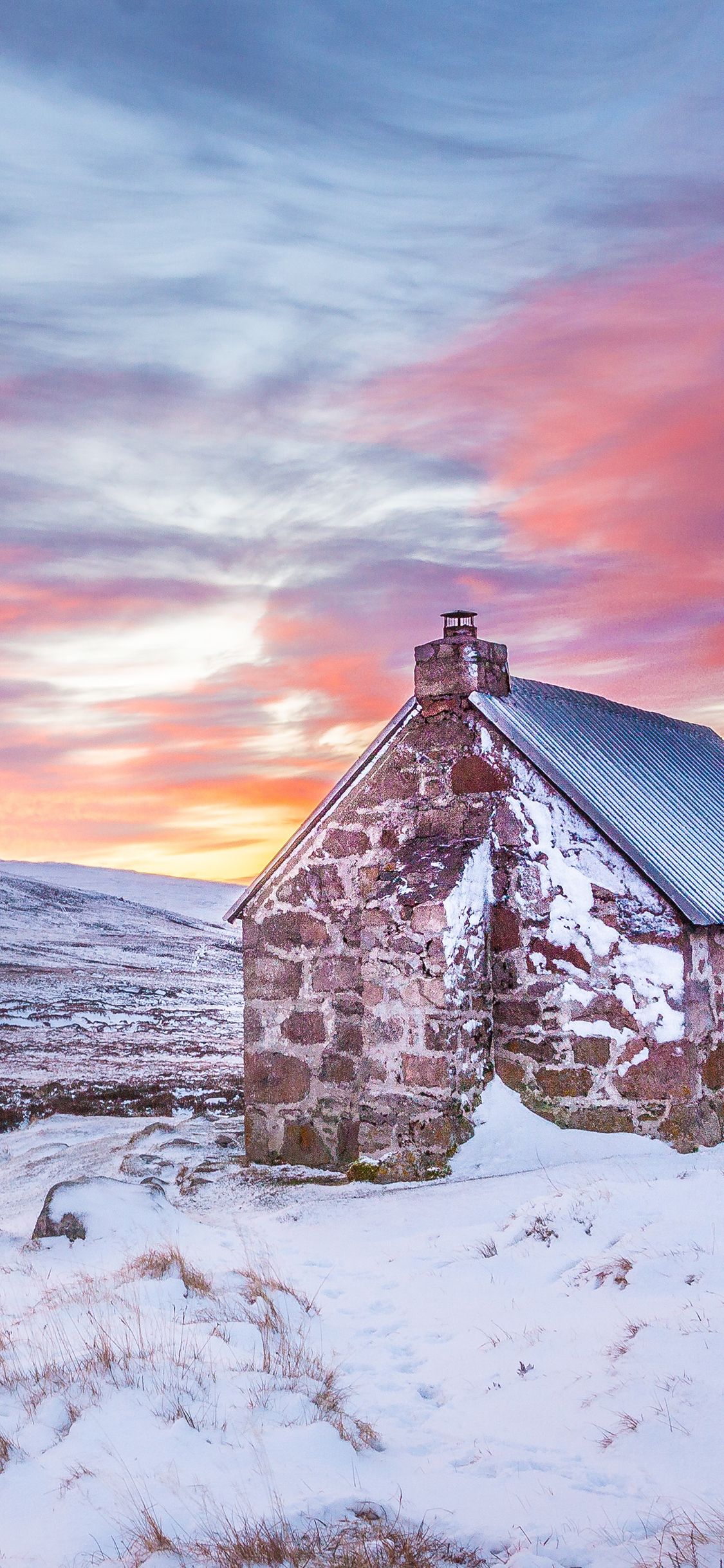 [2436×1125]天空红霞 雪地 砖房 覆盖 苹果手机壁纸图片