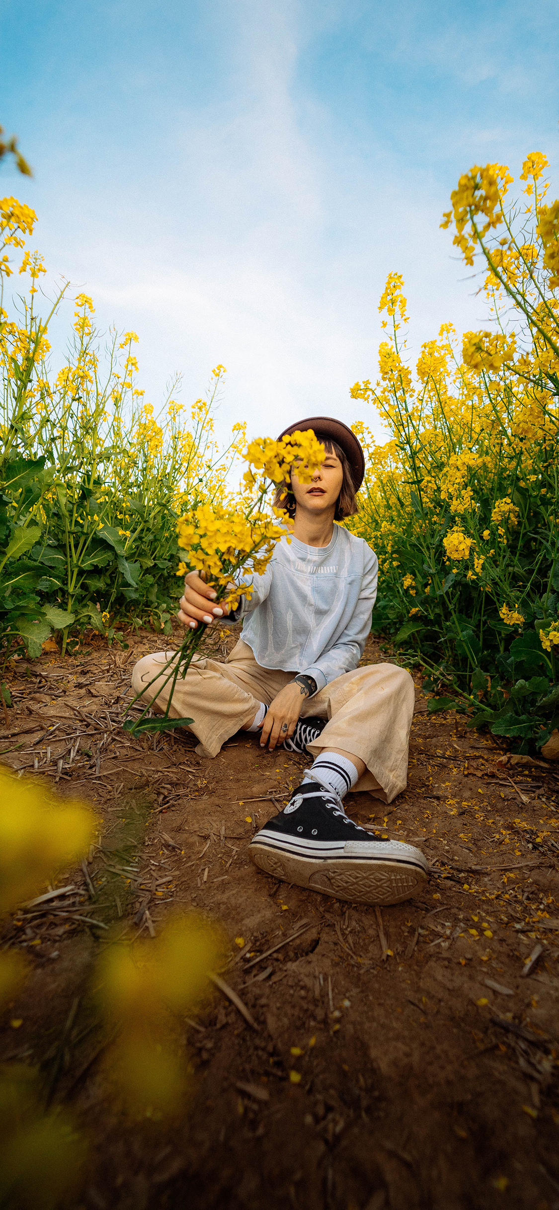 [2436×1125]女孩 油菜花田 郊外 写真 苹果手机壁纸图片
