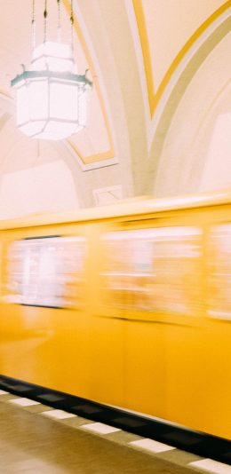 [2436x1125]室内 地铁 交通 行驶 黄色 苹果手机壁纸图片