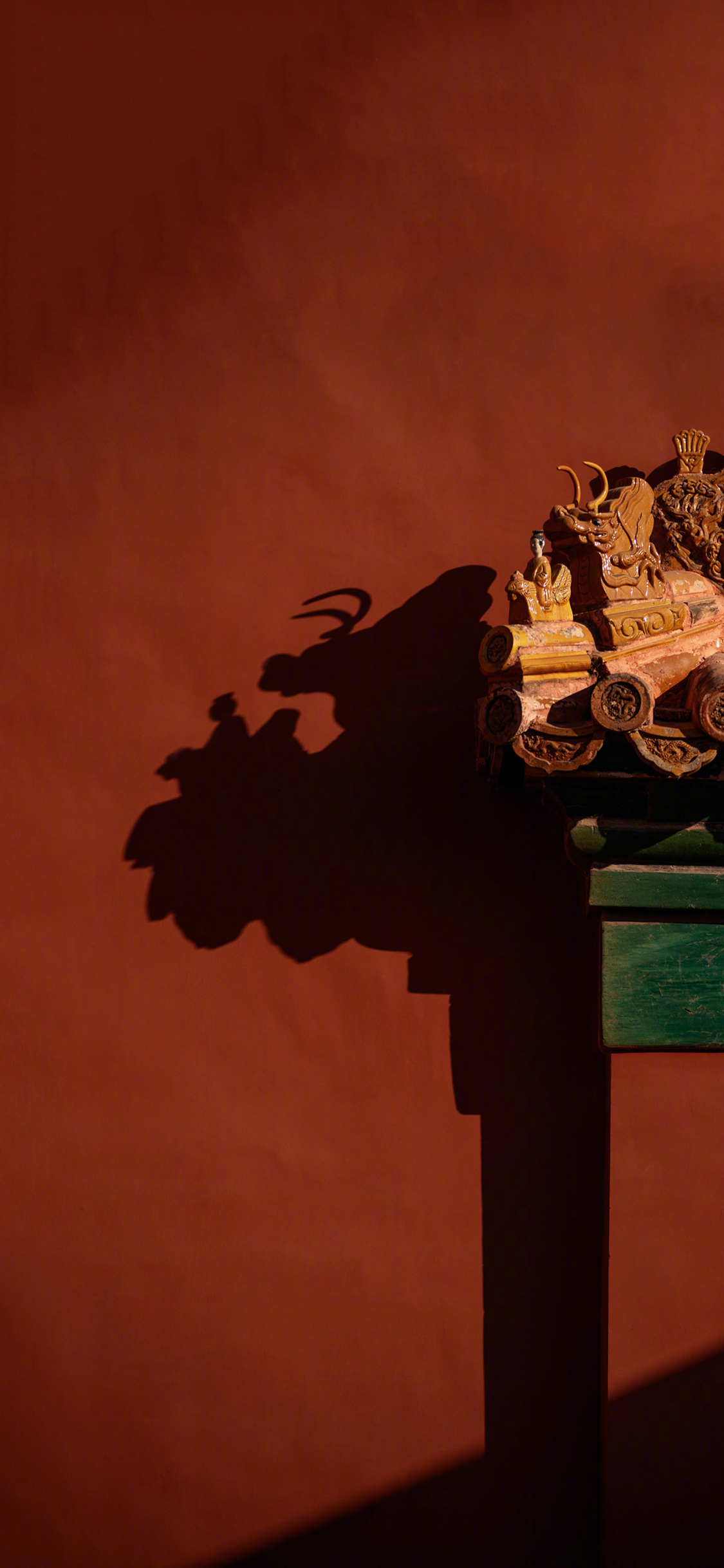[2436×1125]宫 建筑 屋檐 红色 影子 苹果手机壁纸图片