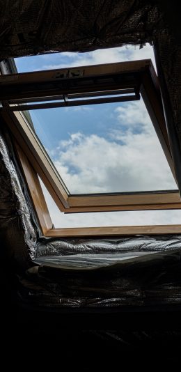 [2436x1125]家居 窗户 蓝天白云 苹果手机壁纸图片