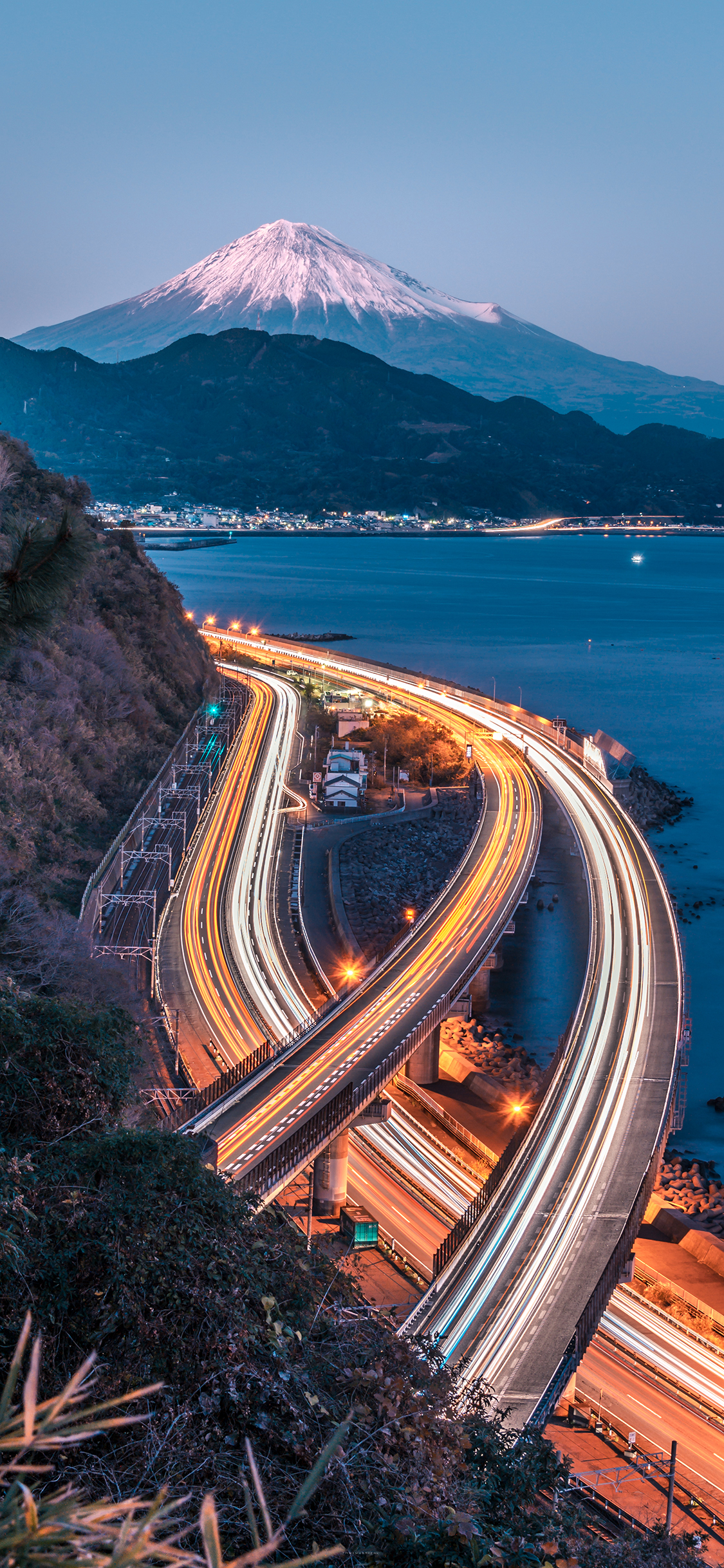 [2436×1125]富士山 马路 海边 沿海 日本 苹果手机壁纸图片