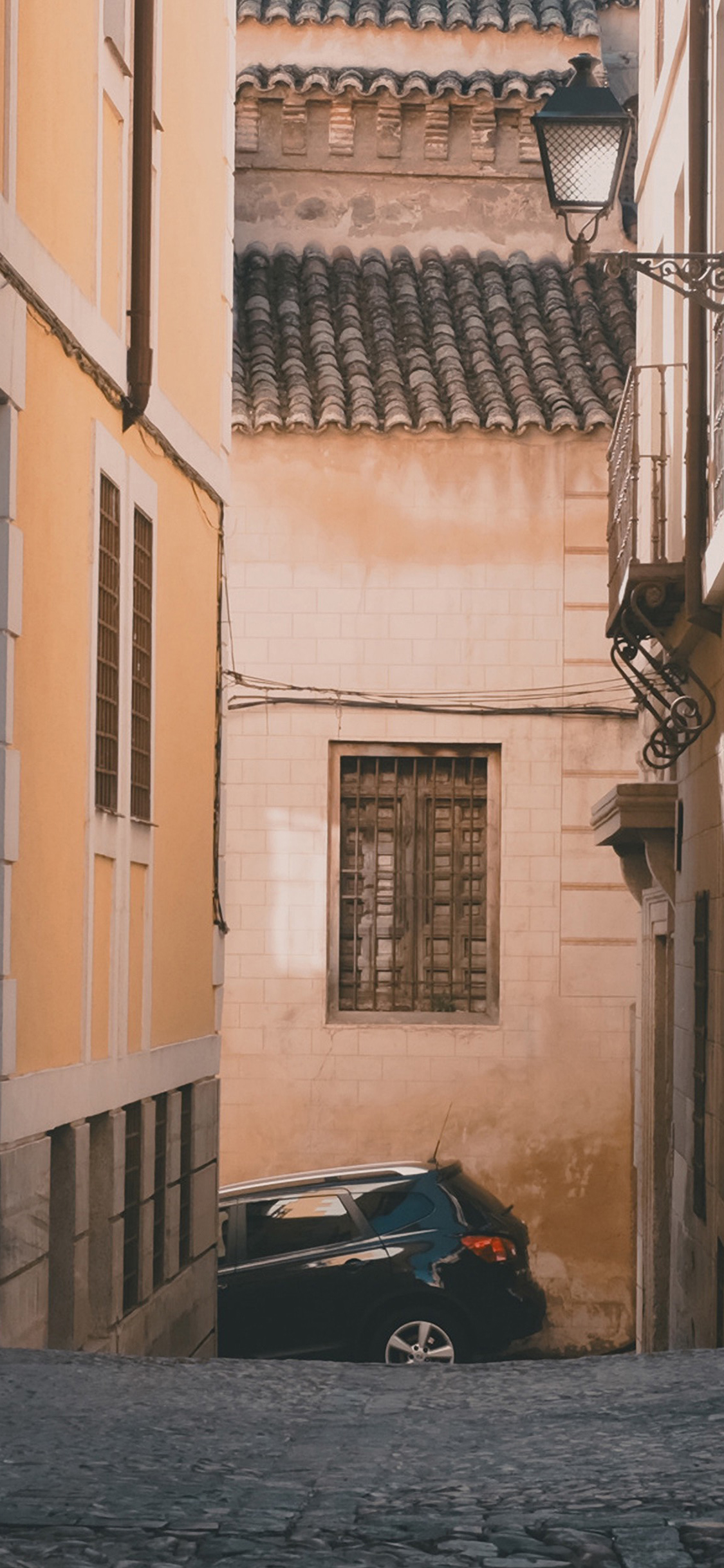 [2436×1125]小巷 建筑 楼房 住宅 城市 汽车 道路 苹果手机壁纸图片