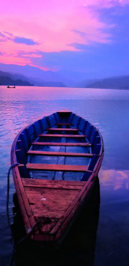 [2436x1125]尼泊尔 湖水 船 舟 苹果手机壁纸图片