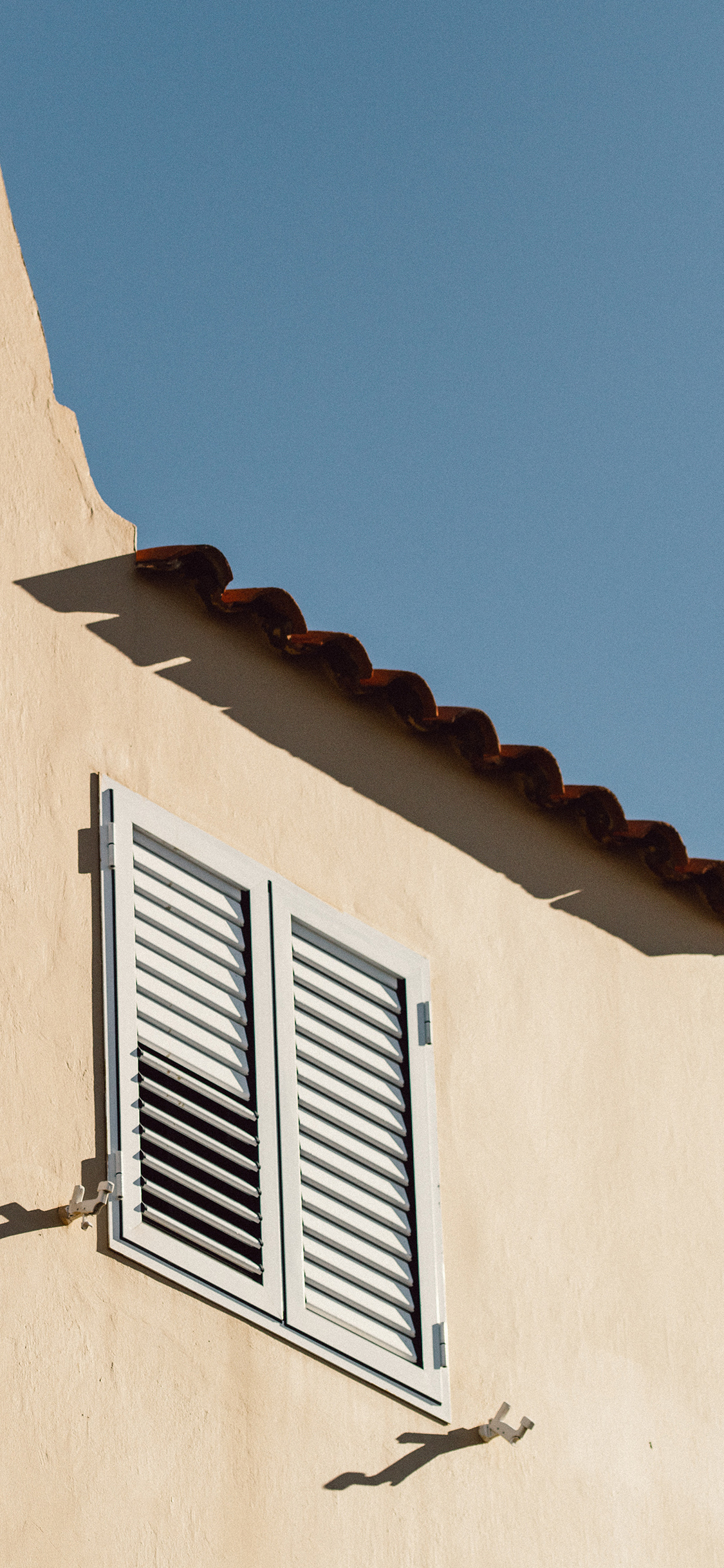 [2436×1125]屋檐 百叶窗 白色 简约 苹果手机壁纸图片