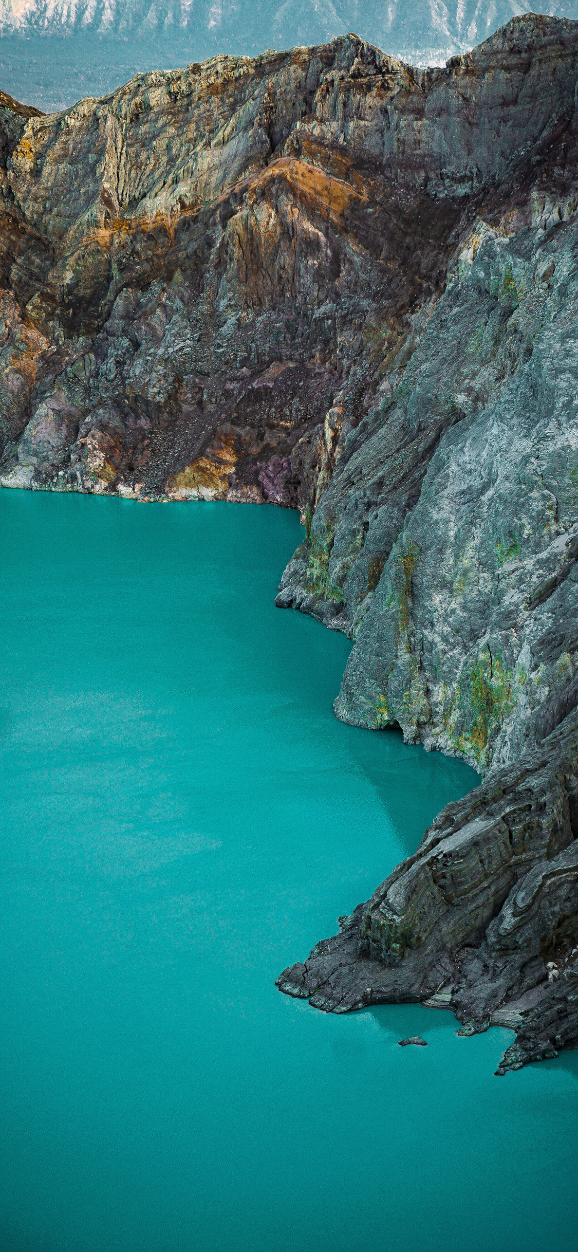 [2436×1125]山峰 岩石 海水 湛蓝 苹果手机壁纸图片