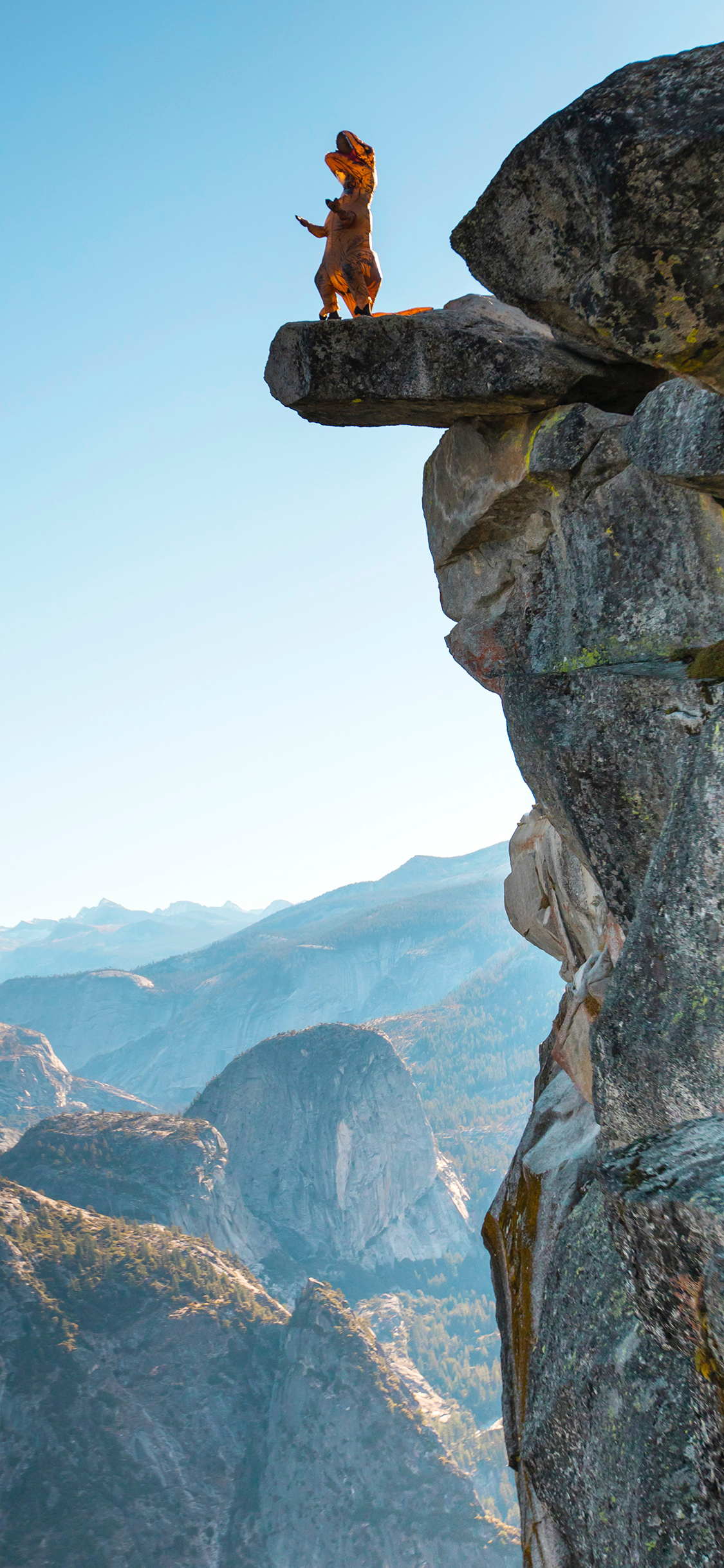 [2436×1125]山峰 悬崖 恐龙 摆件 玩具 苹果手机壁纸图片